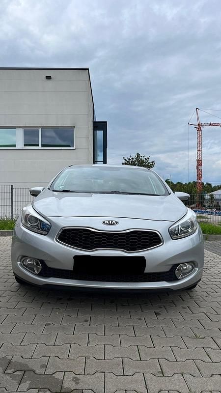 Silber Gebraucht 2014 Kia Ceed Kleinwagen | 9.990 € (Fairer Preis) - Bild 1/4