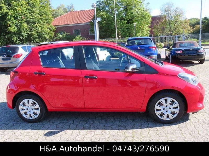Gebraucht Toyota Yaris Basis 69 PS (50 kW) 2016 Rot Limousine