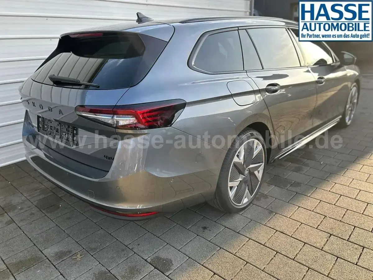 Neu Skoda Superb SportLine 265 PS (194 kW) 2026 Graphite grau metallic Kombi