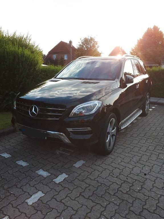 Schwarz Gebraucht 2014 Mercedes ML350 SUV | 24.900 € (Fairer Preis) - Bild 1/4