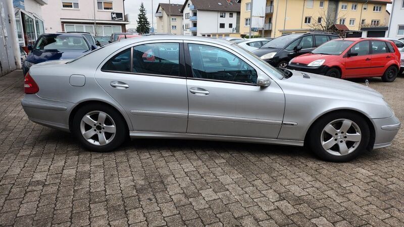 Gebraucht Mercedes E220 150 PS (110 kW) 2003 Silber Limousine
