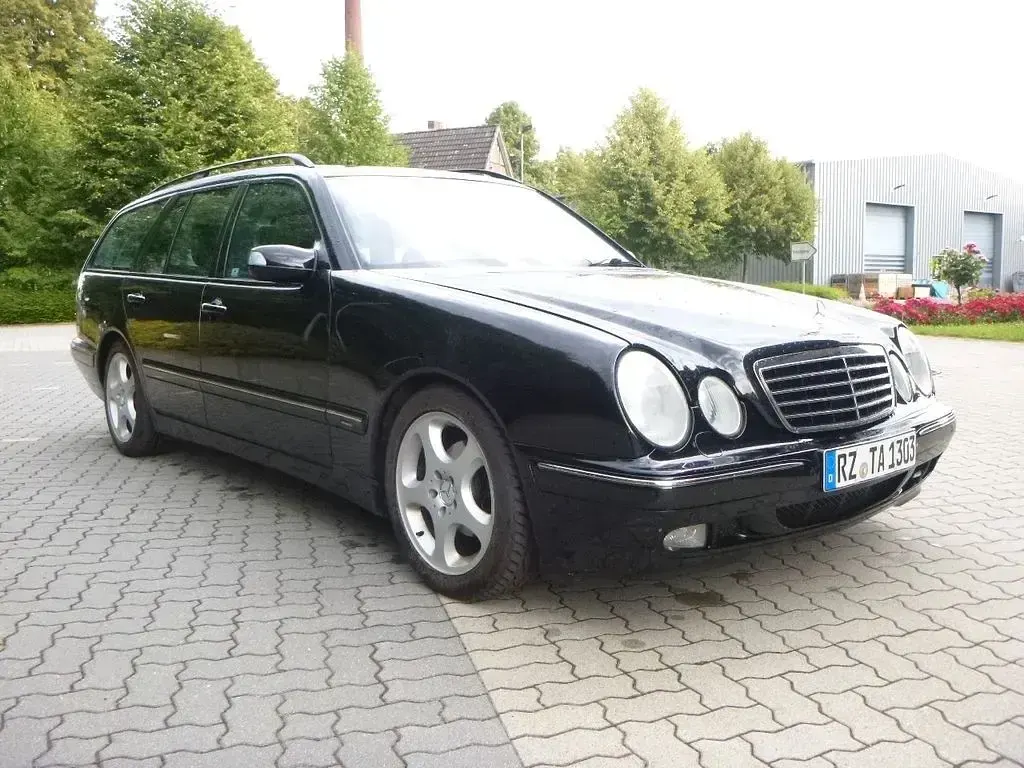 Gebraucht Mercedes E240 Avantgarde 170 PS (125 kW) 2002 Schwarz Limousine