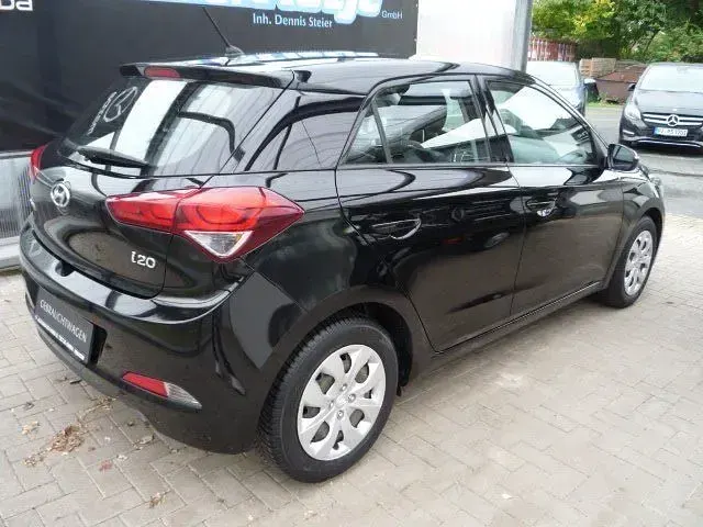 Gebraucht Hyundai i20 GO! 75 PS (55 kW) 2017 Schwarz Limousine