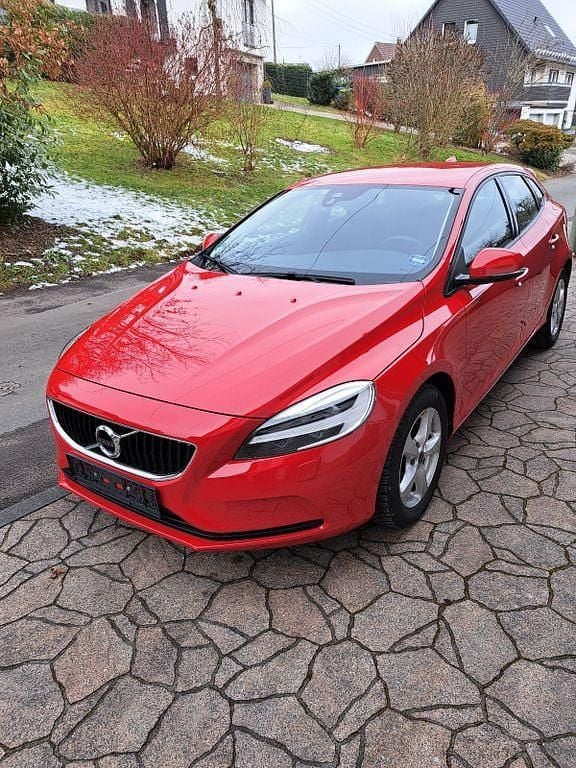 Gebraucht Volvo V40 Momentum 150 PS (110 kW) 2019 Rot Limousine