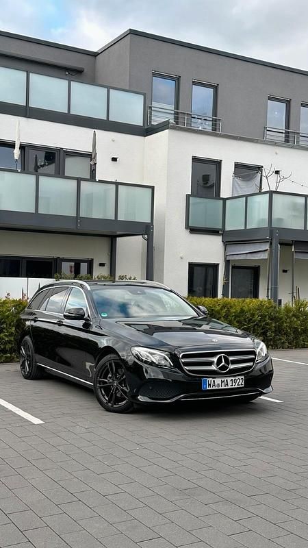 Schwarz Gebraucht 2017 Mercedes E220 Kombi | 18.700 € (Superpreis) - Bild 1/4