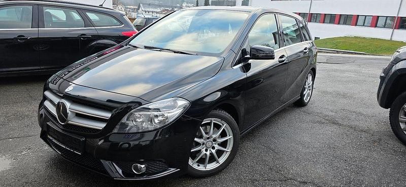 Schwarz Gebraucht 2012 Mercedes 200 Limousine | 10.500 € (Superpreis) - Bild 1/4