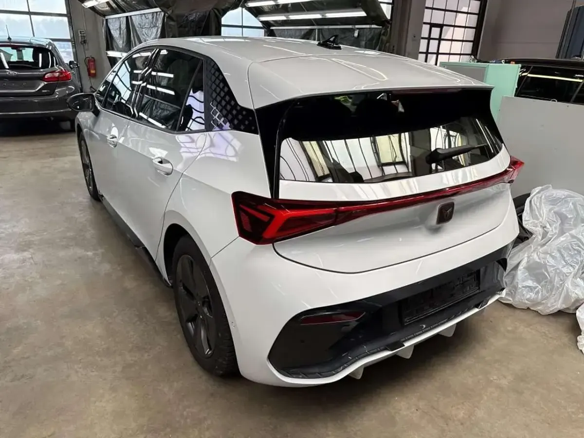 Second-hand Cupra Born 150 kW (204 CP) 2023 Alb Hatchback