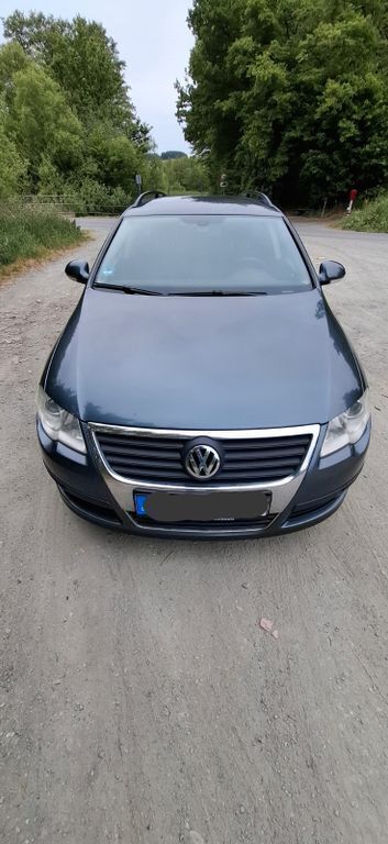 Grau Gebraucht 2010 VW Passat Kombi | 2.500 € (Guter Preis) - Bild 1/4