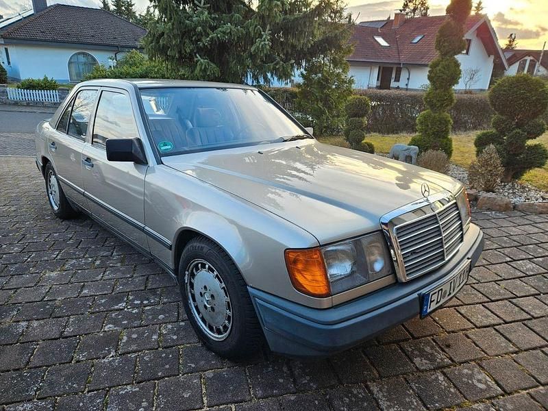 Gebraucht Mercedes 230 132 PS (97 kW) 1988 Beige Limousine