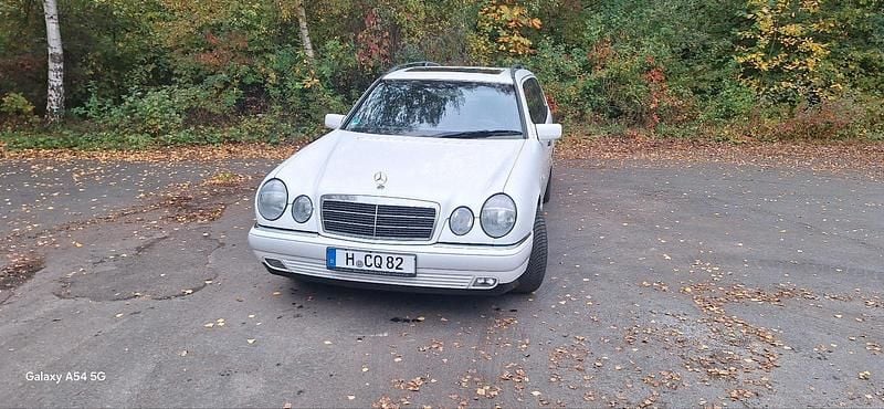 Weiß Gebraucht 2025 Mercedes 230 Kombi | 3.333 € - Bild 1/4