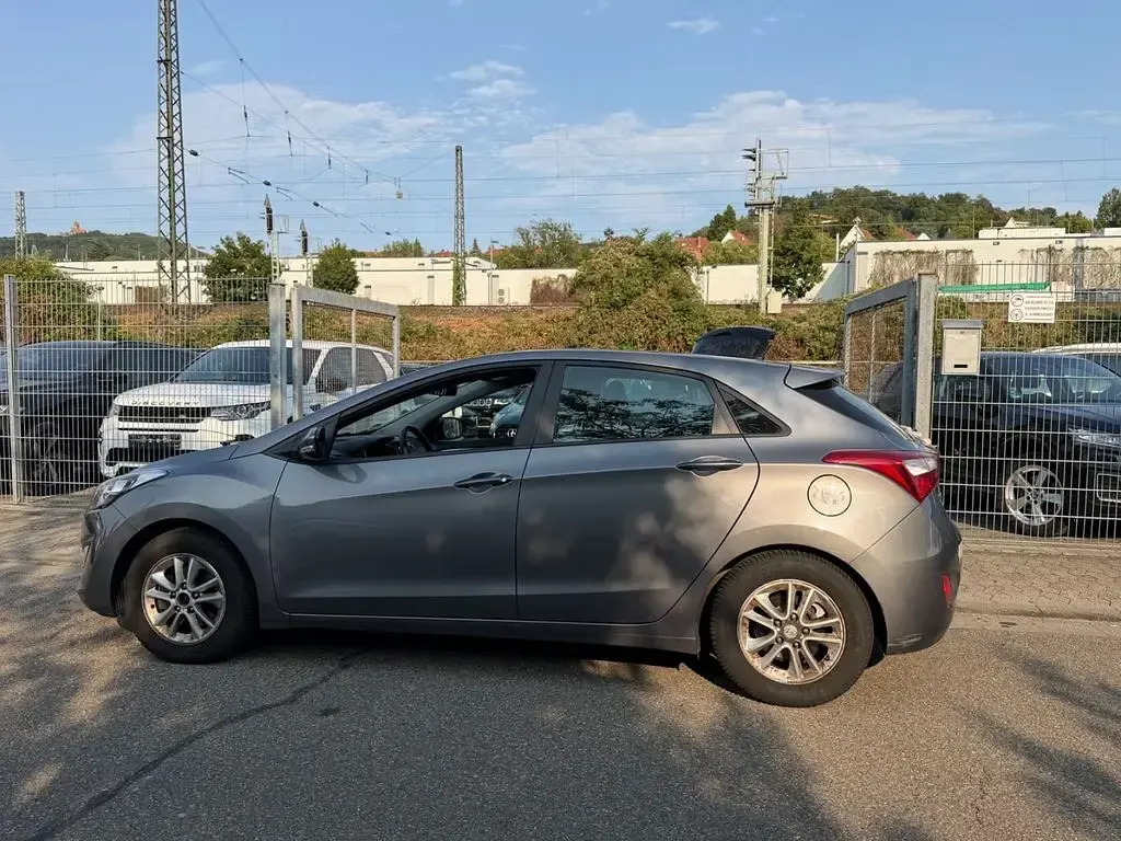 Gebraucht Hyundai i30 Trend 99 PS (72 kW) 2013 Grau Limousine