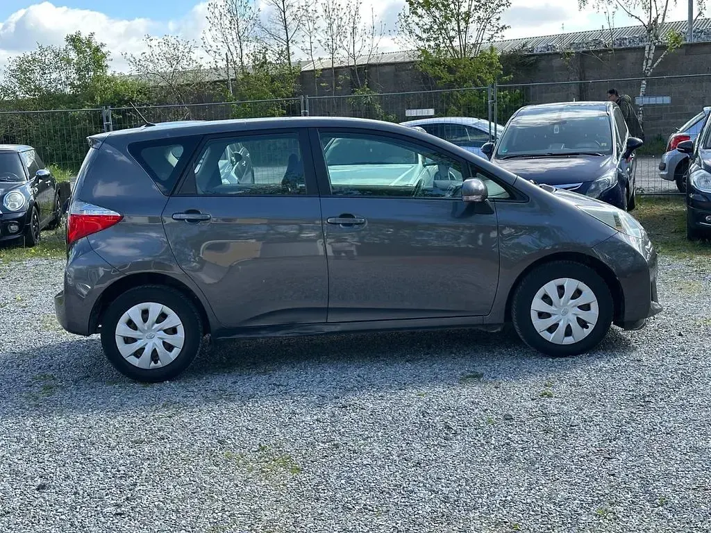 Gebraucht Toyota Verso-S Life 99 PS (72 kW) 2011 Grau Van / Kleinbus