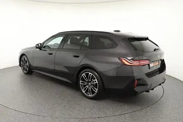 Gebraucht BMW 520 M Sport 197 PS (144 kW) 2025 Sophistorgrau Kombi