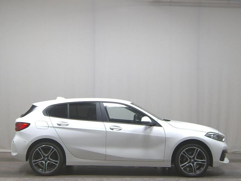 Weiss Gebraucht 2022 BMW 118 Advantage Kleinwagen | 18.980 € (Guter Preis) - Bild 1/4