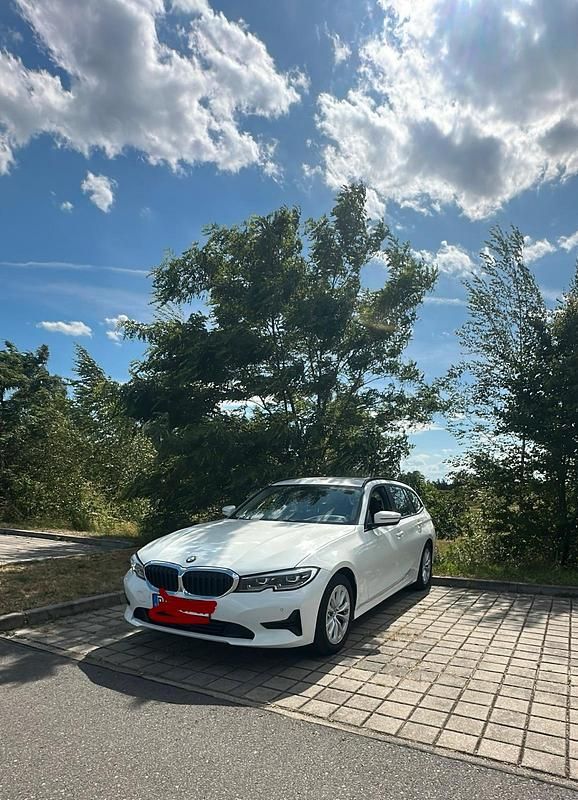Weiß Gebraucht 2020 BMW 320 Kombi | 15.700 € (Fairer Preis) - Bild 1/4