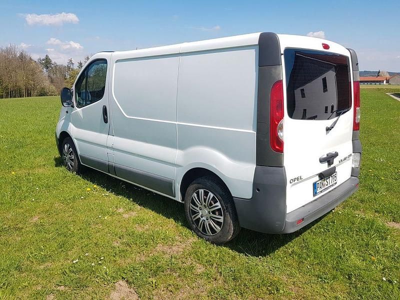 Gebraucht Opel Vivaro 114 PS (83 kW) 2011 Weiß Van / Kleinbus