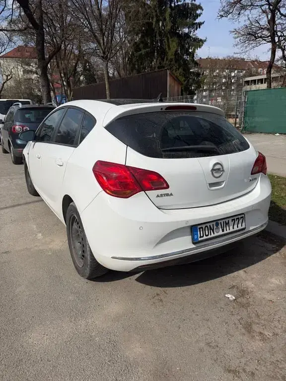 Gebraucht Opel Astra Selection 110 PS (80 kW) 2014 Weiß Limousine