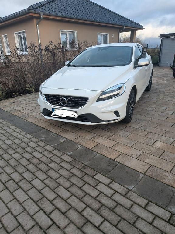 Weiß Gebraucht 2016 Volvo V40 R-Design Limousine | 12.000 € (Fairer Preis) - Bild 1/4