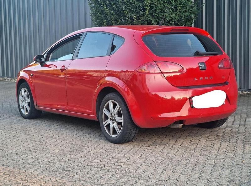 Grün Gebraucht 2007 Seat Leon Limousine | 1.450 € - Bild 1/4