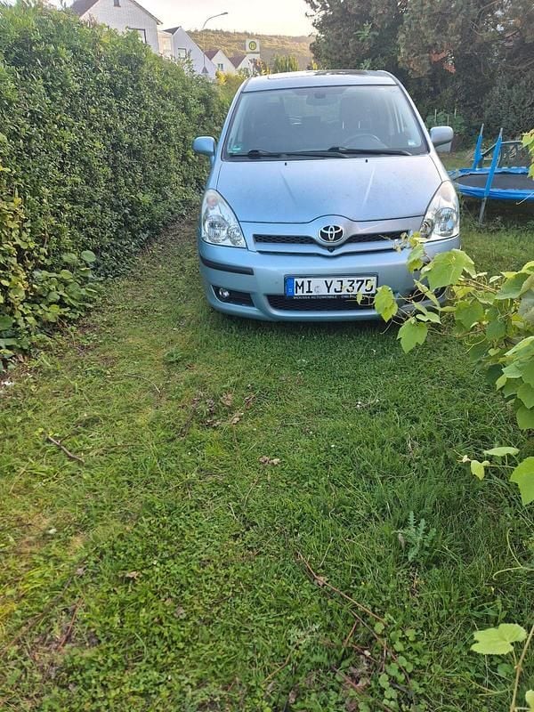 Grau Gebraucht 2005 Toyota Corolla Verso Van / Kleinbus | 3.500 € (Guter Preis) - Bild 1/4