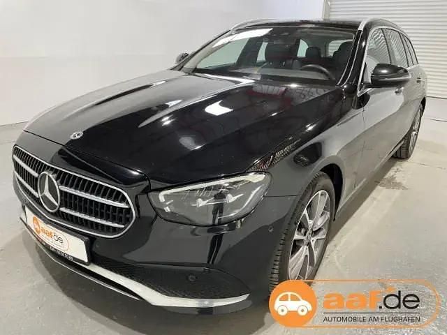 Schwarz Gebraucht 2021 Mercedes E220 Avantgarde Kombi | 29.950 € (Guter Preis) - Bild 1/4