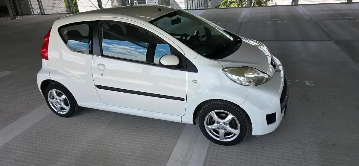 Gebraucht Peugeot 107 68 PS (50 kW) 2011 Weiß Kleinwagen