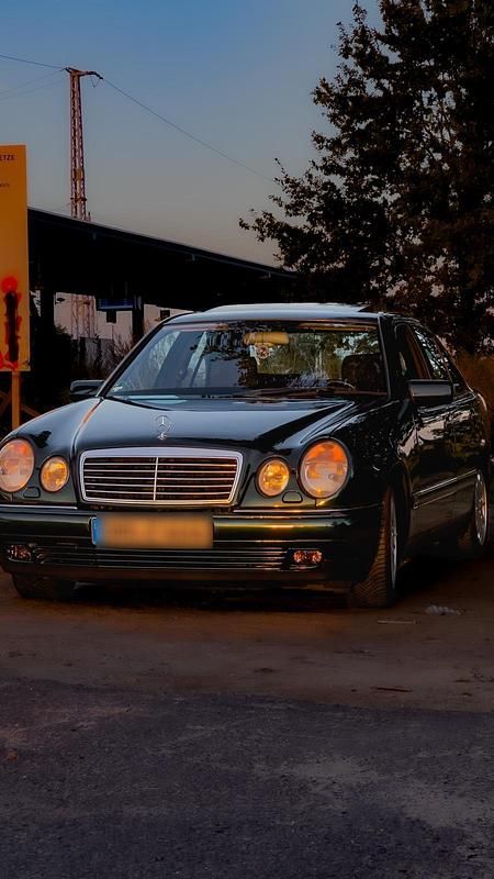 Grün Gebraucht 1996 Mercedes E280 Limousine | 2.350 € - Bild 1/4