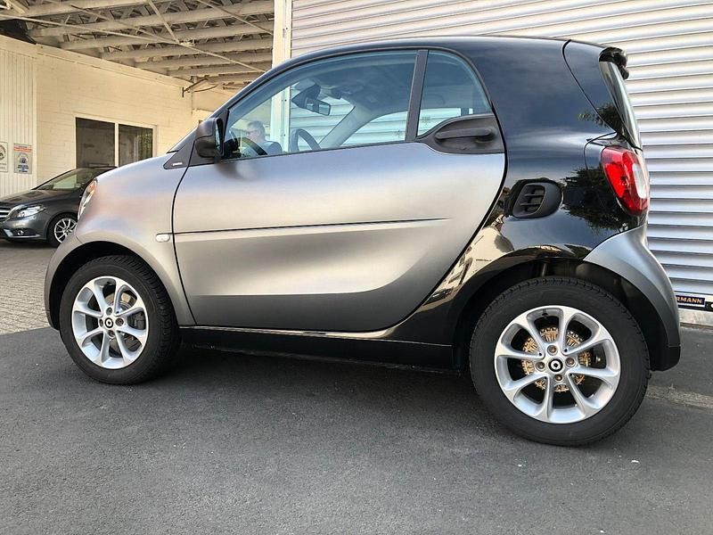 Grau Gebraucht 2016 Smart ForTwo Coupé Kleinwagen | 14.441 € (Etwas zu teuer) - Bild 1/4