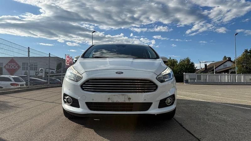 Weiß Gebraucht 2017 Ford S-MAX Titanium Van / Kleinbus | 10.990 € (Superpreis) - Bild 1/4