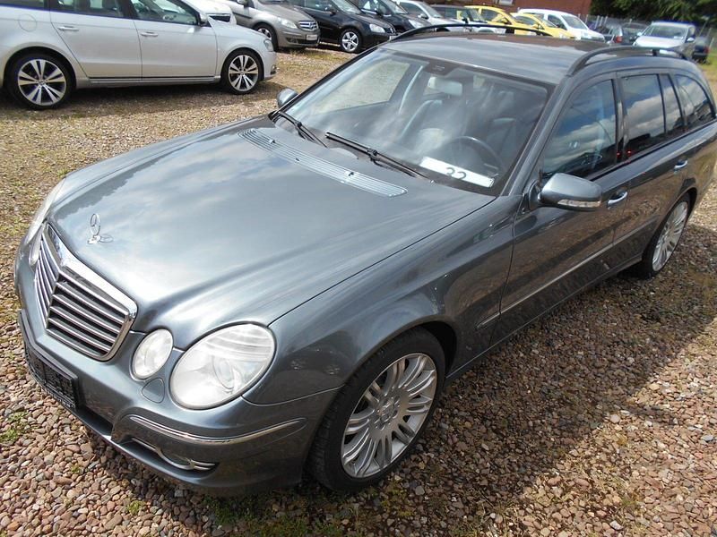Grau Gebraucht 2008 Mercedes E320 Kombi | 5.989 € (Fairer Preis) - Bild 1/4