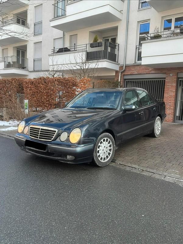 Blau Gebraucht 1999 Mercedes E220 Limousine | 2.850 € (Fairer Preis) - Bild 1/4