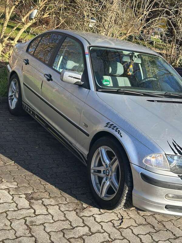 Silber Gebraucht 1998 BMW 318 Limousine | 2.000 € (Fairer Preis) - Bild 1/4