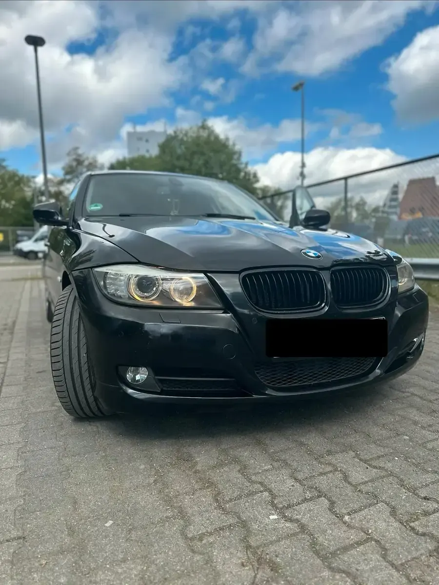 Gebraucht BMW 320 179 PS (131 kW) 2010 Schwarz Limousine
