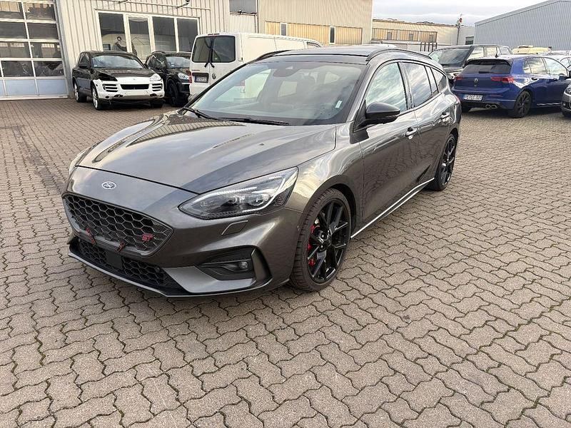 Grau Gebraucht 2019 Ford Focus ST Limousine | 13.990 € (Fairer Preis) - Bild 1/4