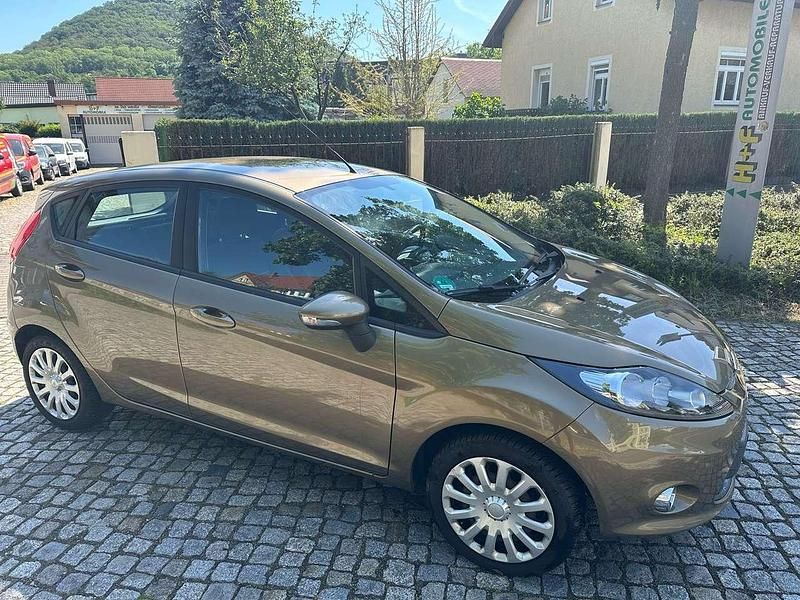 Castanobraun metallic Gebraucht 2011 Ford Fiesta Trend Kleinwagen | 5.400 € (Fairer Preis) - Bild 1/4