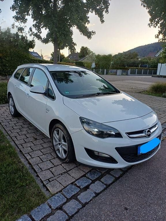 Weiß Gebraucht 2014 Opel Astra Kombi | 4.300 € (Superpreis) - Bild 1/4
