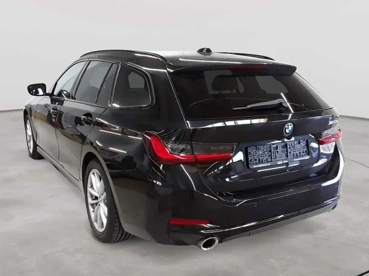 Gebraucht BMW 320e Shadowline 163 PS (119 kW) 2022 Saphirschwarz metallic Kombi