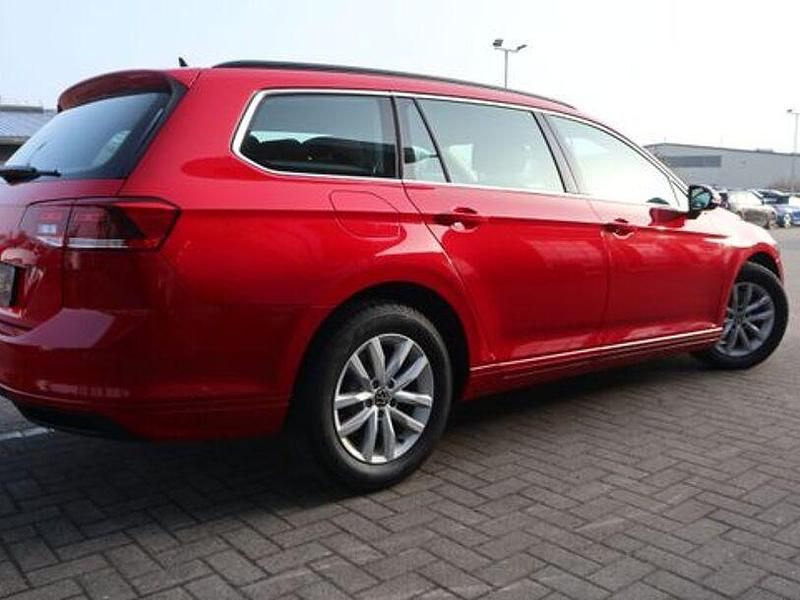Gebraucht VW Passat 122 PS (89 kW) 2023 Rot Kombi