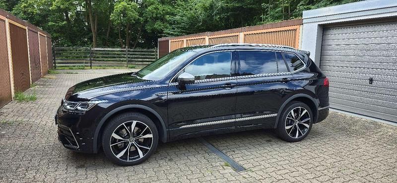 Schwarz Gebraucht 2023 VW Tiguan Allspace R-line SUV | 42.000 € (Fairer Preis) - Bild 1/4