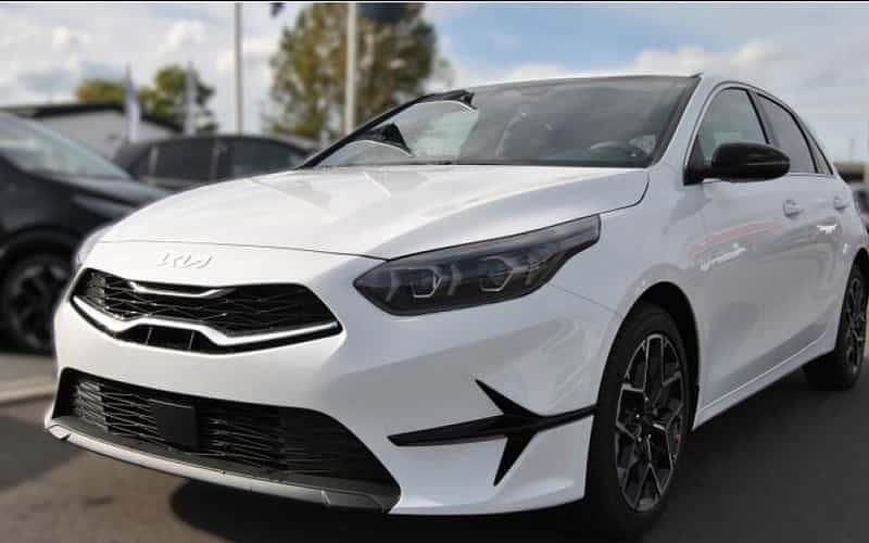 Deluxeweiß metallic Gebraucht 2024 Kia Ceed Limousine | 24.890 € (Guter Preis) - Bild 1/1
