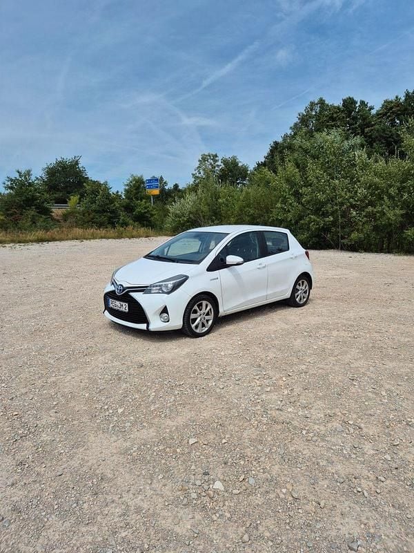 Weiß Gebraucht 2016 Toyota Yaris Comfort Kleinwagen | 11.000 € (Fairer Preis) - Bild 1/4