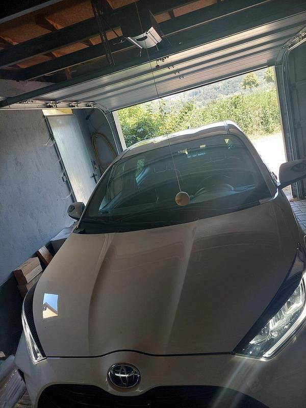 Weiß Gebraucht 2024 Toyota Yaris Hybrid Kleinwagen | 19.600 € (Guter Preis) - Bild 1/4