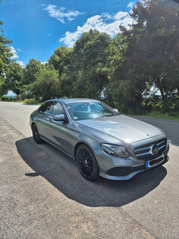 Grau Gebraucht 2017 Mercedes E200 Limousine | 20.000 € (Superpreis) - Bild 1/4