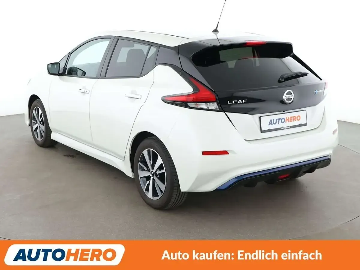 Gebraucht Nissan Leaf Acenta 110 kW (150 PS) 2022 Weiß Kleinwagen