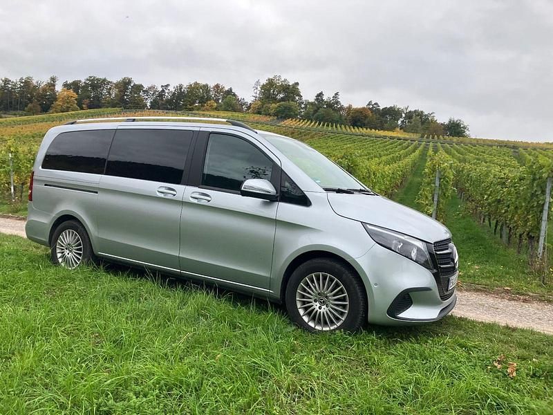 Gebraucht Mercedes V220 163 PS (119 kW) 2025 Silber Van / Kleinbus