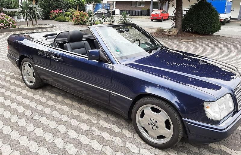 Gebraucht Mercedes E220 Edition 150 PS (110 kW) 1996 Blau Cabrio