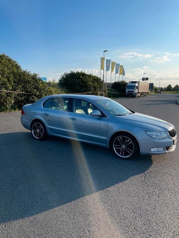 Andere außenfarben Gebraucht 2011 Skoda Superb Limousine | 5.850 € (Guter Preis) - Bild 1/4