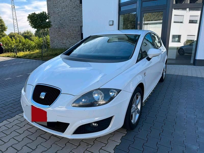 Weiß Gebraucht 2011 Seat Leon Limousine | 2.150 € (Guter Preis) - Bild 1/4