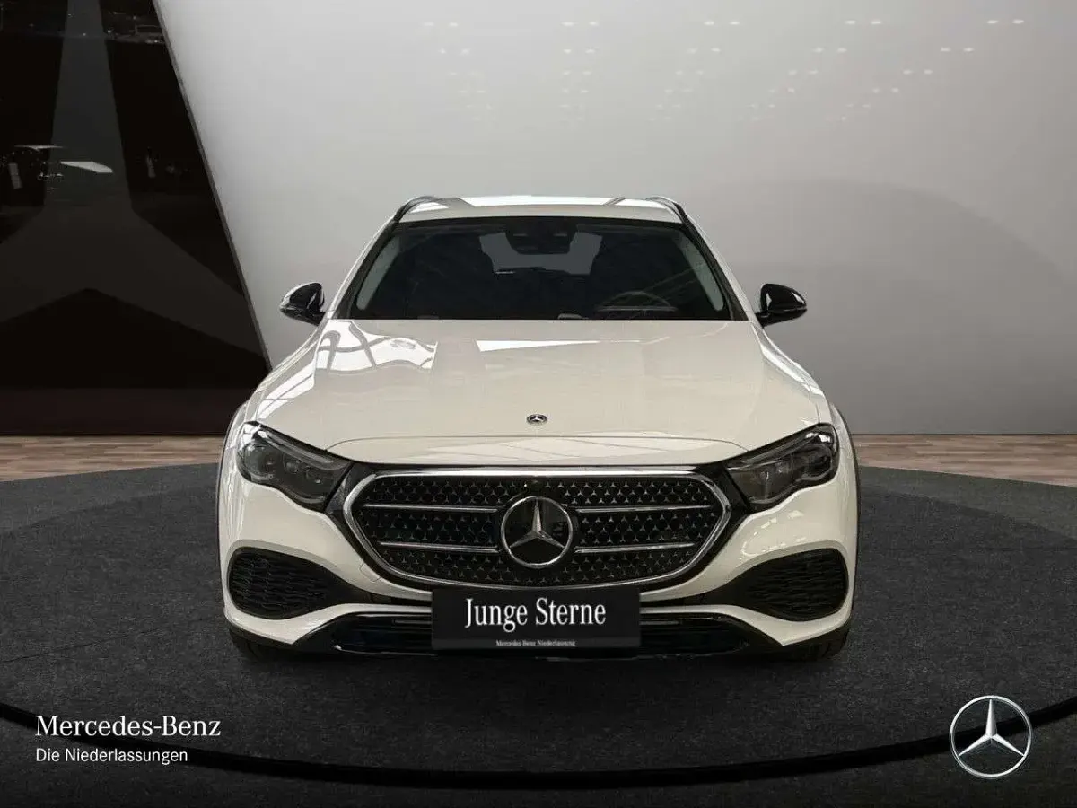 Second-hand Mercedes E300 Night 197 CP (144 kW) 2025 Alb Berlinǎ