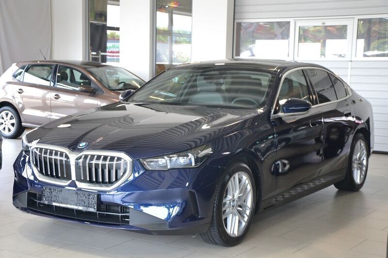Blau Gebraucht 2024 BMW 530e Sport Line Limousine | 56.990 € (Fairer Preis) - Bild 1/4